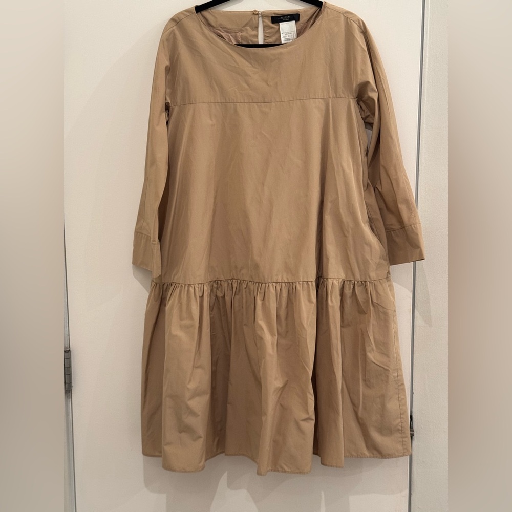 Max Mara Brown dress. NWOT. Crewneck
Long sleeves with slim cuffs. Dropped waist